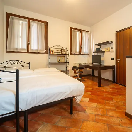 Mentana Flat, Centro Storico Δωμάτια σε οικογενειακή κατοικία