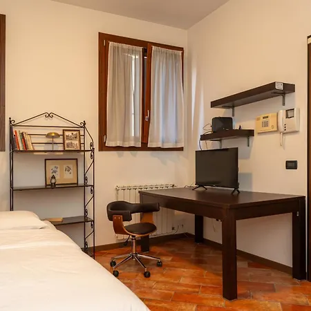 Mentana Flat, Centro Storico Δωμάτια σε οικογενειακή κατοικία Φεράρα